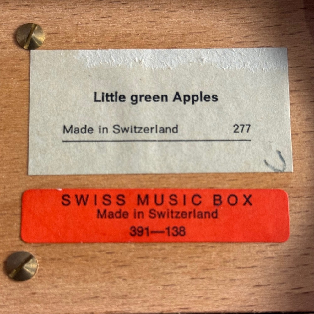 Swiss Music Box Little‎ Green Apples Musical Keepsake Vintage Wooden Collectible - Picture 7 of 9